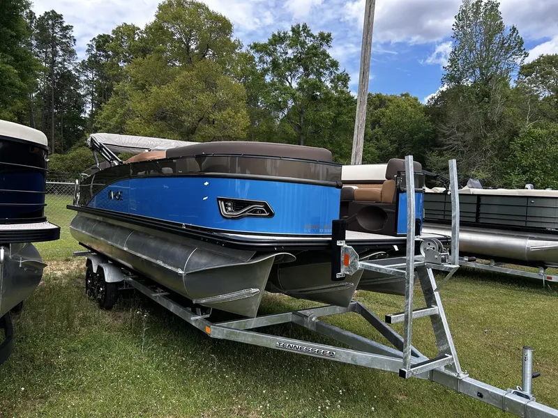Slide: The Image of Tahoe Cascade 23 QUAD LOUNGER-200HP 2026 - 2