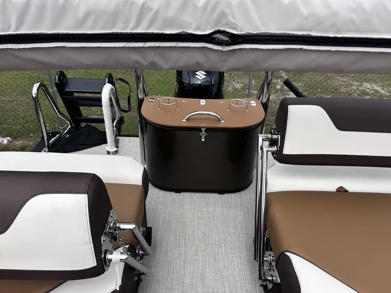 Slide: The Image of Tahoe Cascade 23 QUAD LOUNGER-200HP 2026 - 5