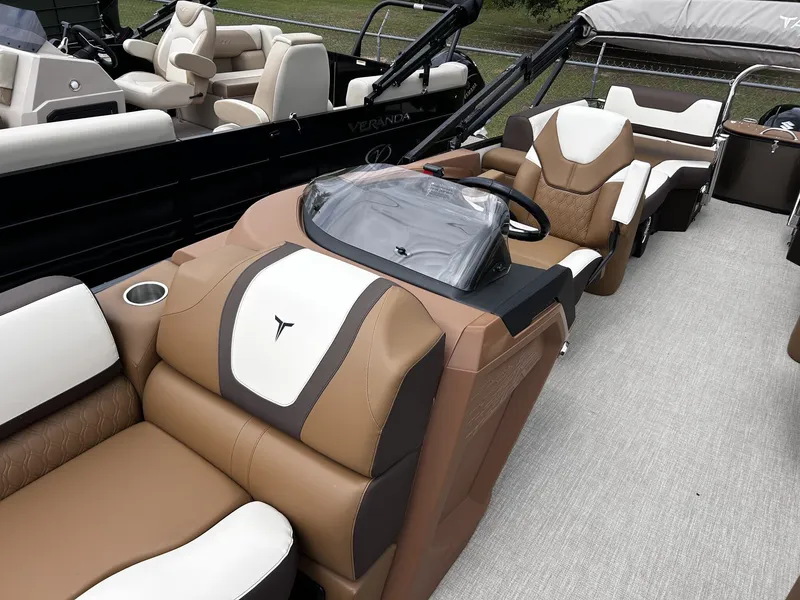 Slide: The Image of Tahoe Cascade 23 QUAD LOUNGER-200HP 2026 - 9