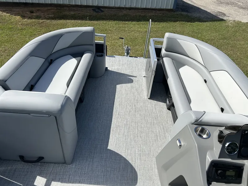 Slide: The Image of Tahoe Sport 85 23 VERASTILE REAR BENCH-140HP 2026 - 10