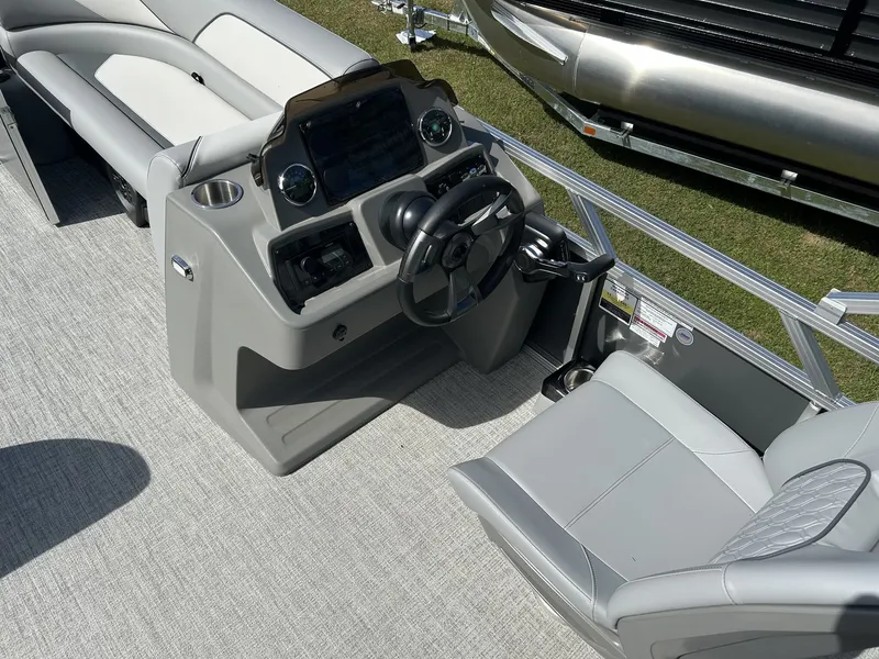 Slide: The Image of Tahoe Sport 85 23 VERASTILE REAR BENCH-140HP 2026 - 11