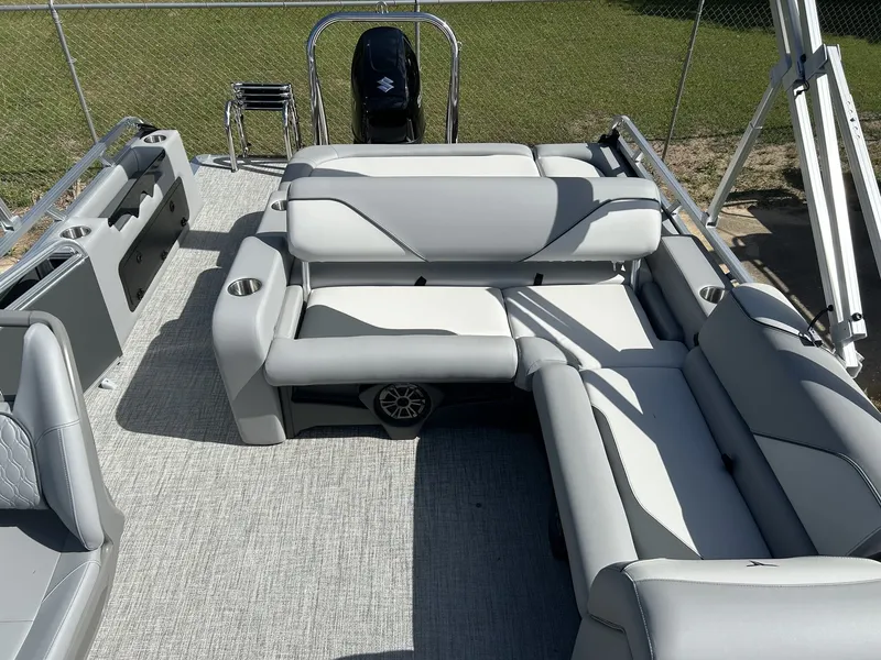 Slide: The Image of Tahoe Sport 85 23 VERASTILE REAR BENCH-140HP 2026 - 12