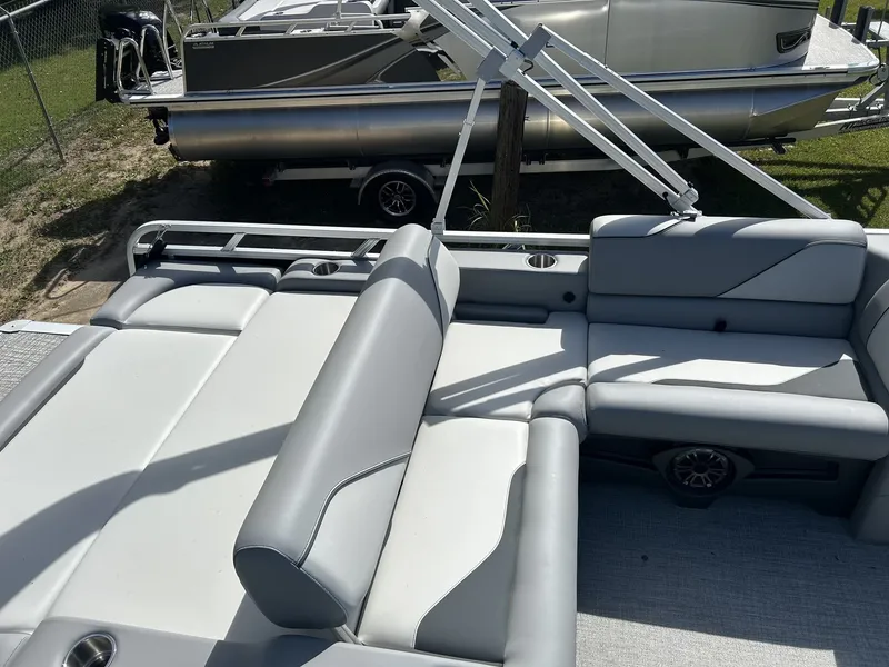 Slide: The Image of Tahoe Sport 85 23 VERASTILE REAR BENCH-140HP 2026 - 9