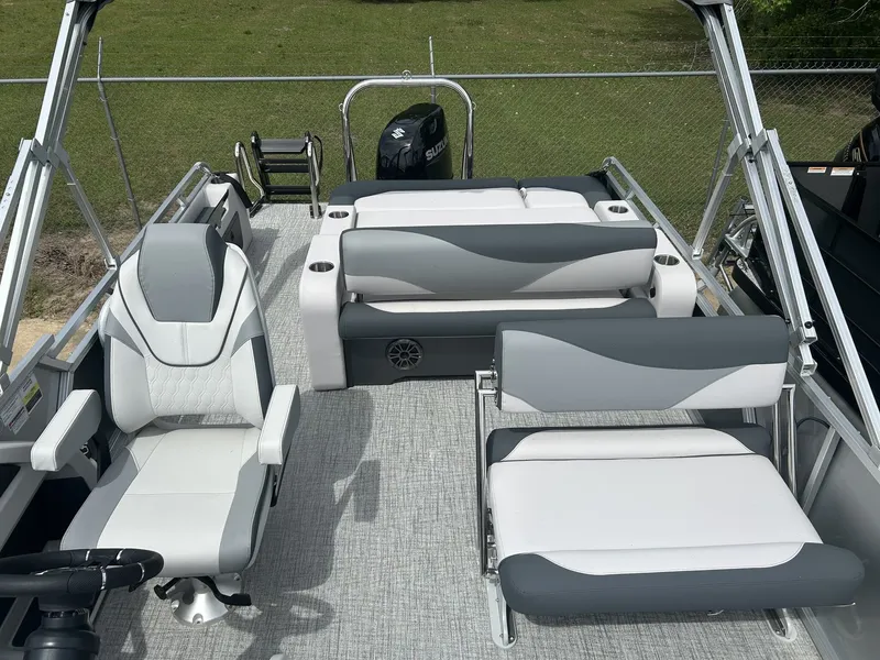 Slide: The Image of Tahoe LTZ 23 ENTERTAINER-140HP 2026 - 3