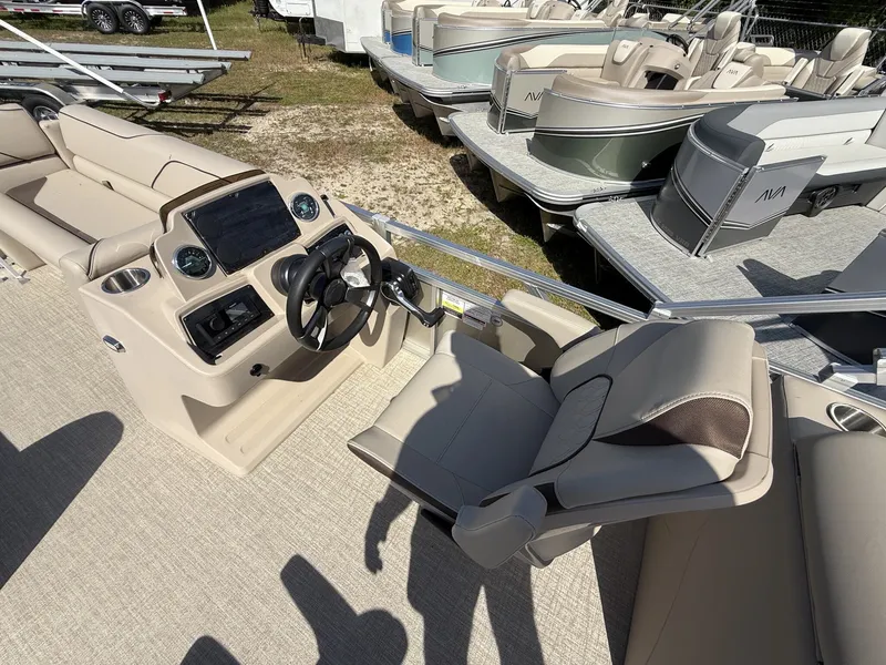 Slide: The Image of Avalon Venture 85 23 QUAD LOUNGER 140HP 2026 - 6