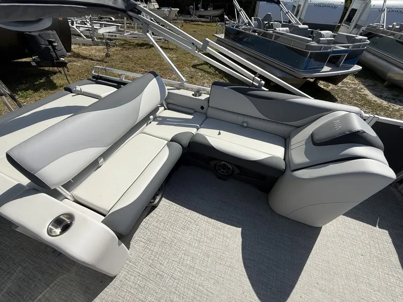 Slide: The Image of Avalon LSZ 25 VERSATILE REAR BENCH-200HP 2026 - 7