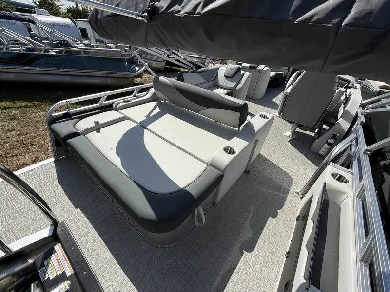 Slide: The Image of Avalon LSZ 25 VERSATILE REAR BENCH-200HP 2026 - 8