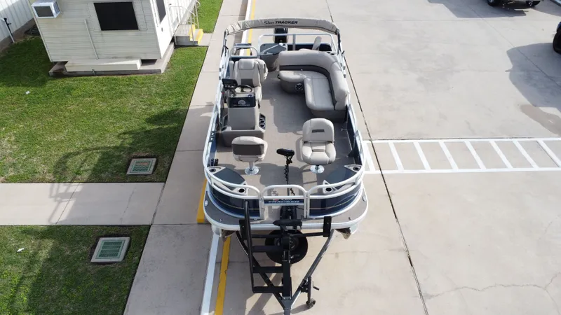 Slide: The Image of Sun Tracker 18 Bass Buggy 2024 - 16