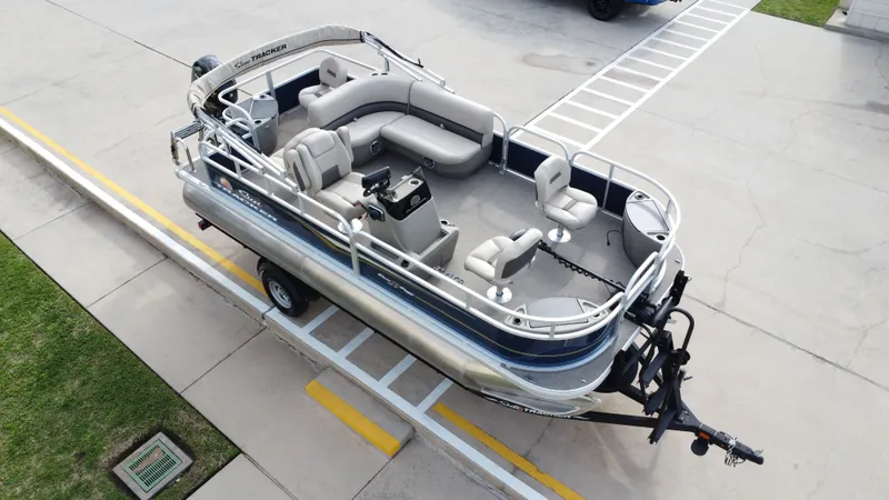 Slide: The Image of Sun Tracker 18 Bass Buggy 2024 - 15