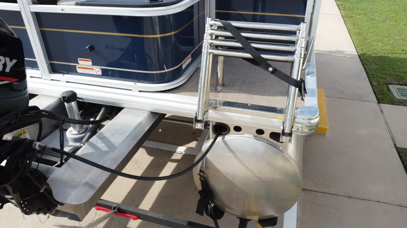 Slide: The Image of Sun Tracker 18 Bass Buggy 2024 - 34