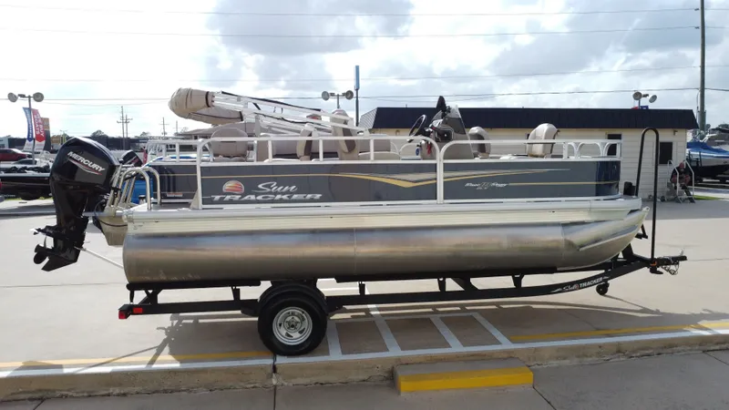 Slide: The Image of Sun Tracker 18 Bass Buggy 2024 - 7