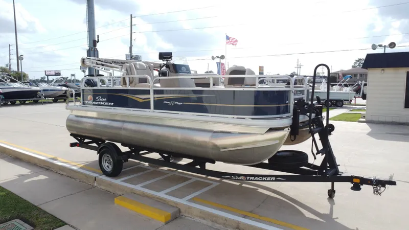 Slide: The Image of Sun Tracker 18 Bass Buggy 2024 - 8