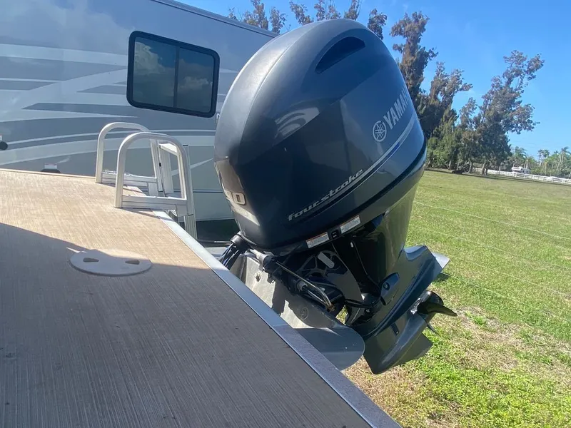 Slide: The Image of Interior of a 2019 Bennington 198SL pontoon boat. - 5