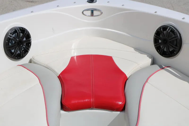 Slide: The Image of 2010 Tahoe Q7i boat interior with red and white seating, dual speakers. - 23