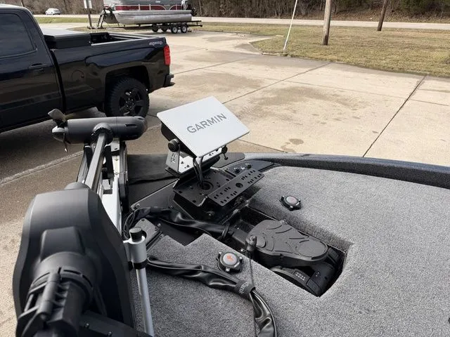 Slide: The Image of Phoenix Bass Boat 921 Elite II 2025 - 13