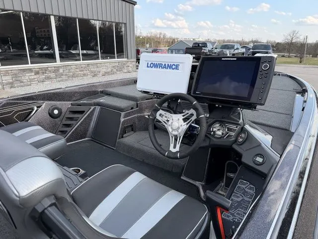 Slide: The Image of Skeeter FXR21 2021 - 5