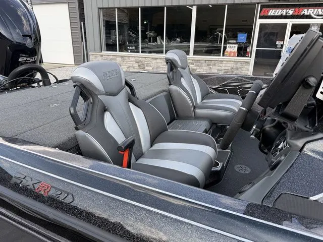 Slide: The Image of Skeeter FXR21 2021 - 6