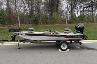 The Image of Tracker Pro Team 165 2002 - undefined