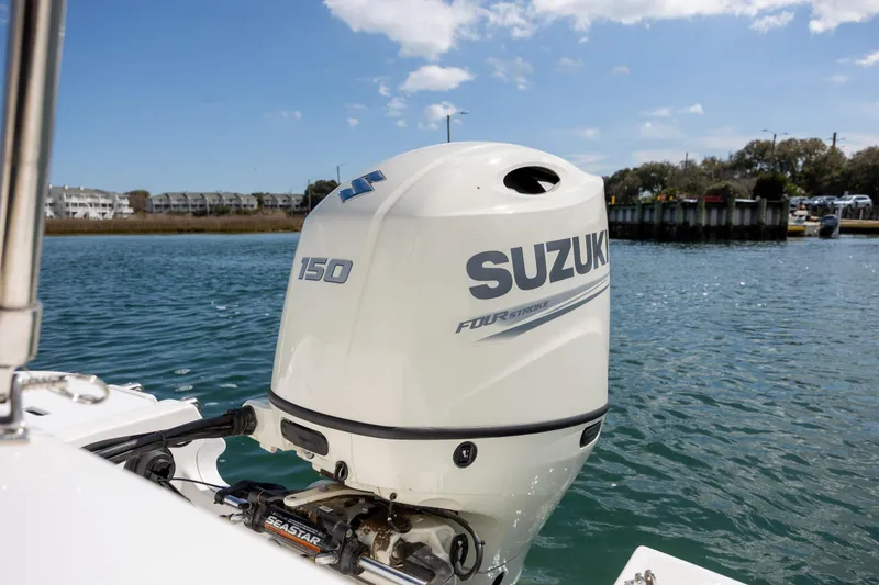 Slide: The Image of 2019 Hurricane SunDeck Sport 201 OB with Suzuki 150 outboard motor on water. - 25