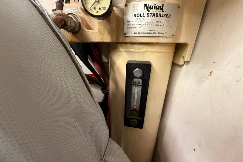 Slide: The Image of Naiad roll stabilizer on 1987 Hatteras 58 Motor Yacht, showing pressure gauge and settings. - 72