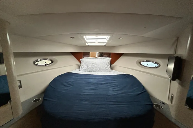 Slide: The Image of 2005 Formula 40 Performance Cruiser cabin with cozy bed and porthole windows. - 14