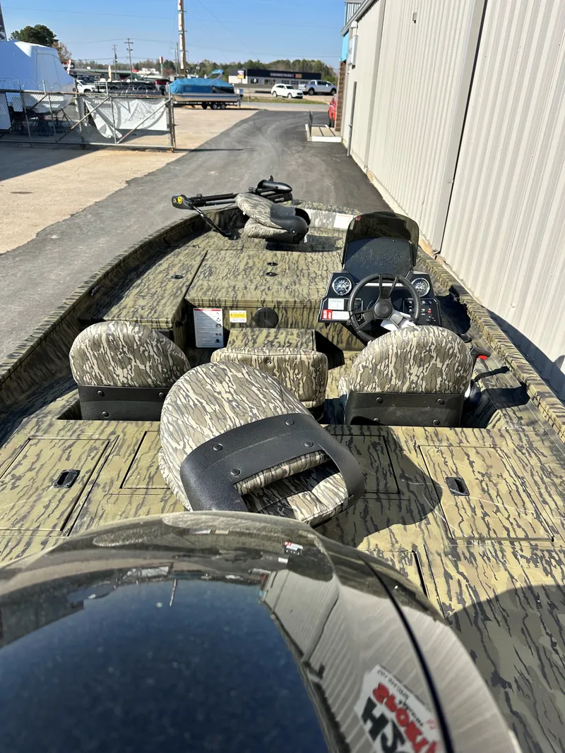 Slide: The Image of Lowe STINGER 175 W/ 90HP 2026 - 6