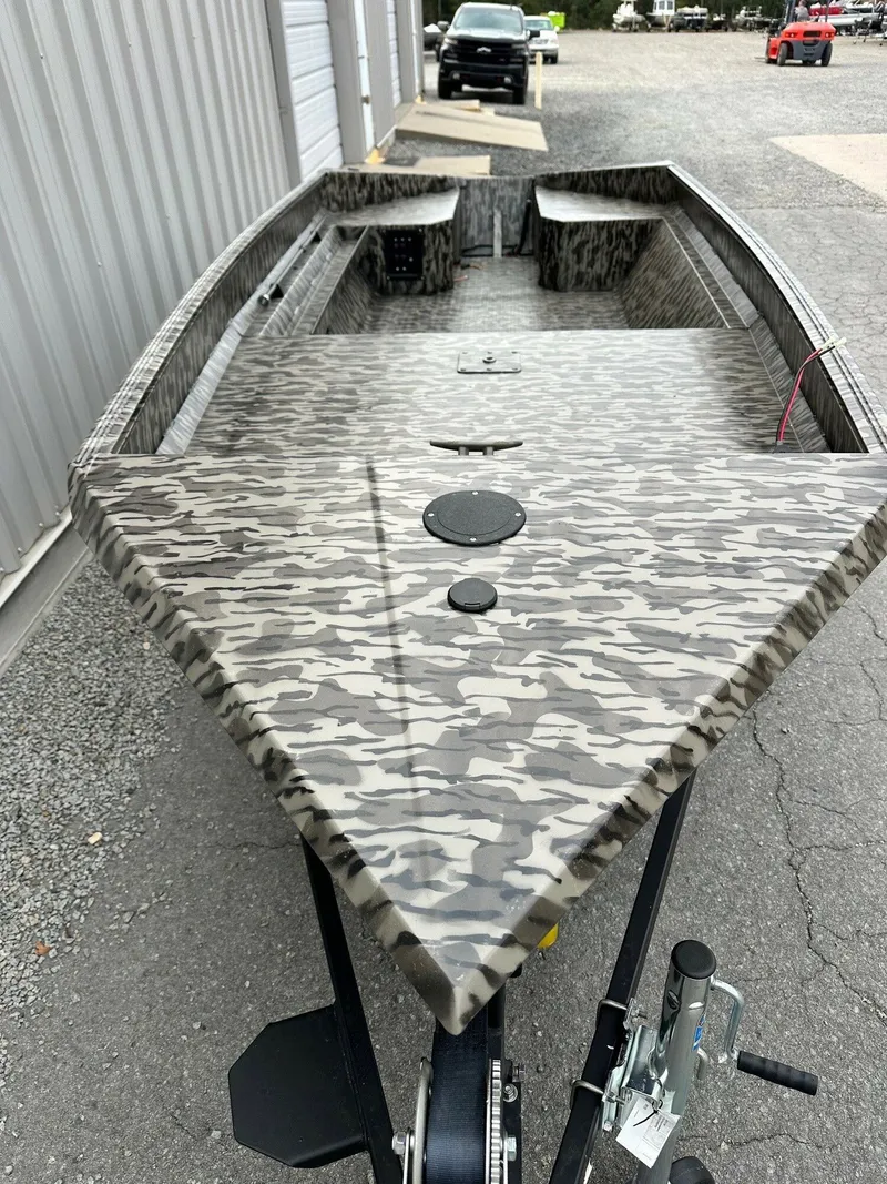 Slide: The Image of Edge Boats 756 DIAMONDBACK 2026 - 5