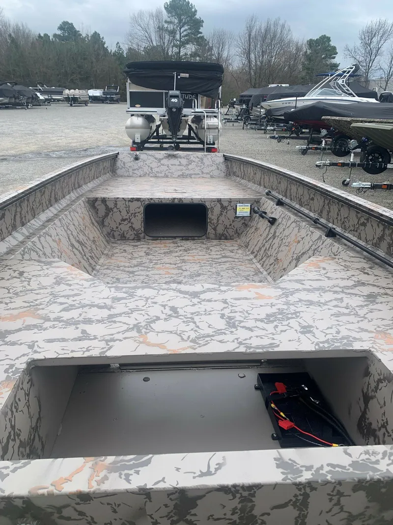 Slide: The Image of Edge Boats 553 Diamondback 2026 - 2