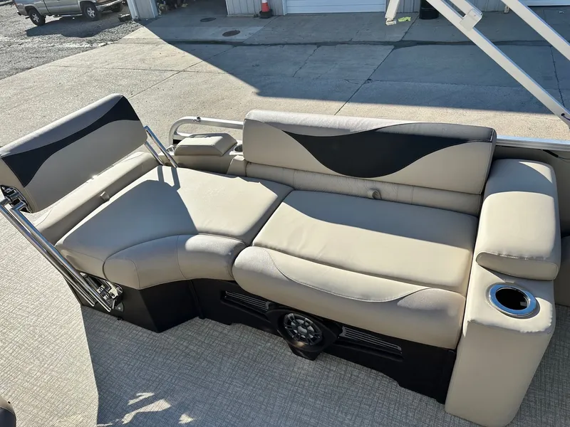 Slide: The Image of Avalon 2585 LSZ QUAD LOUNGER SHIFT 2026 - 7