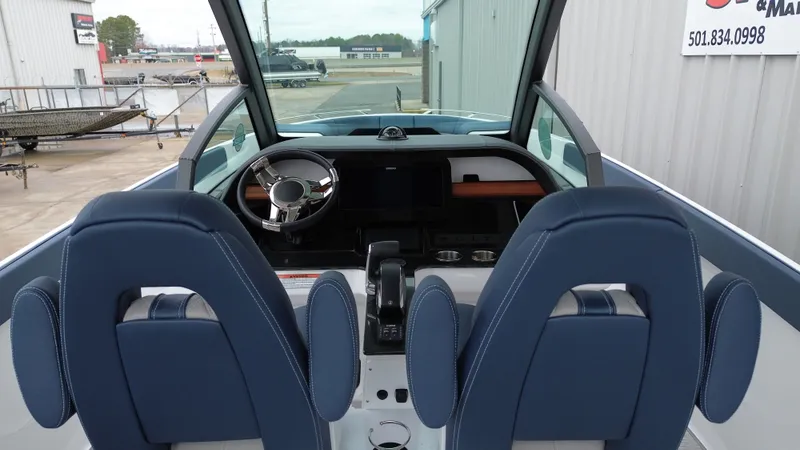 Slide: The Image of Monterey ELITE 27 SD BOWRIDER 2026 - 9