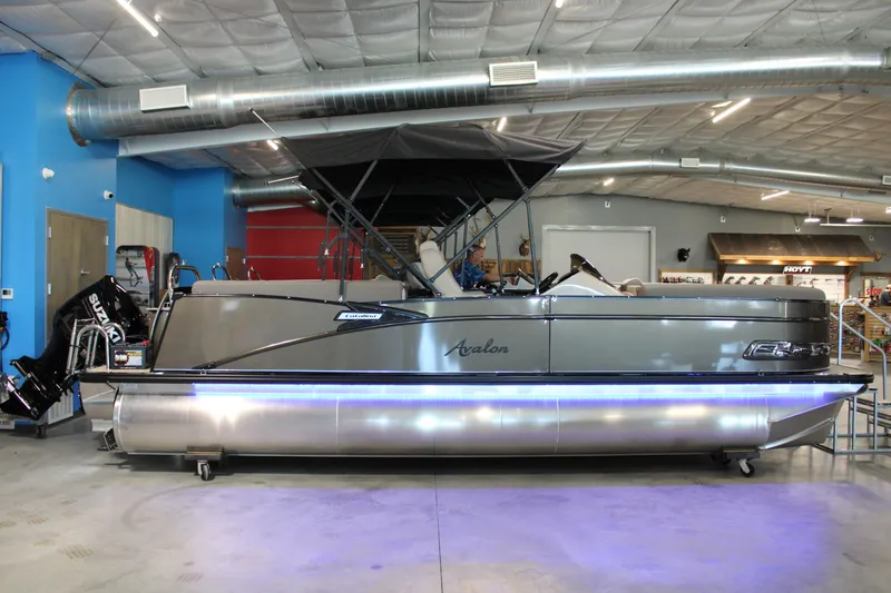 The Image of Avalon 2385 Avalon Catalina QL Tri-Toon 200 hp Suzuki 2022 - 1