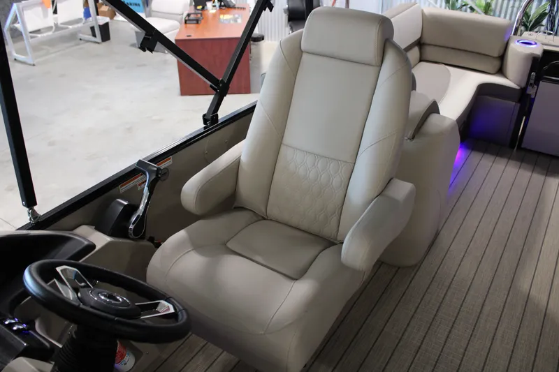 Slide: The Image of Avalon 2385 Avalon Catalina QL Tri-Toon 200 hp Suzuki 2022 - 4