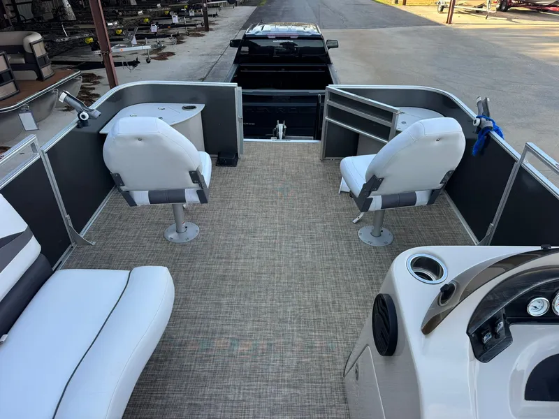 Slide: The Image of Crestliner RALLY DX 2020 - 9