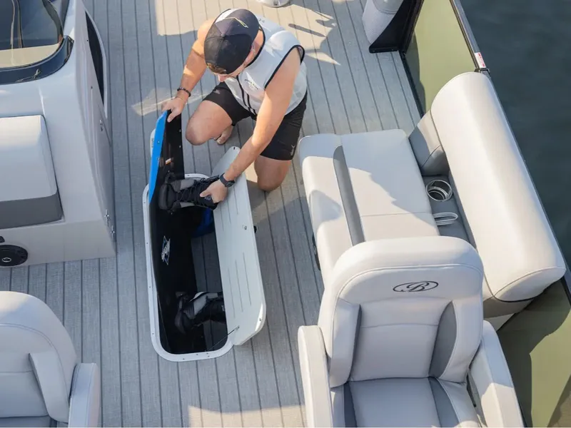 Slide: The Image of Bentley Pontoons LEGACY 220 QSB 2026 - 13