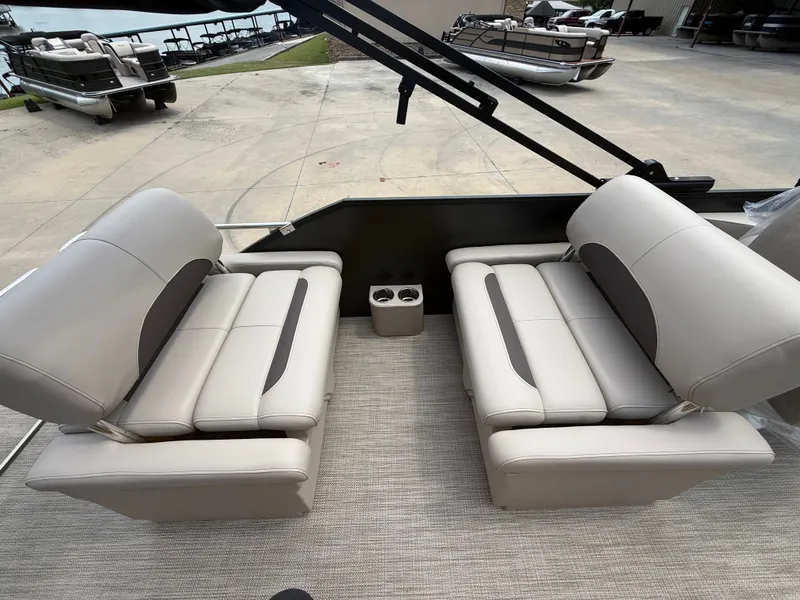 Slide: The Image of Bentley Pontoons LEGACY 220 QSB 2026 - 3