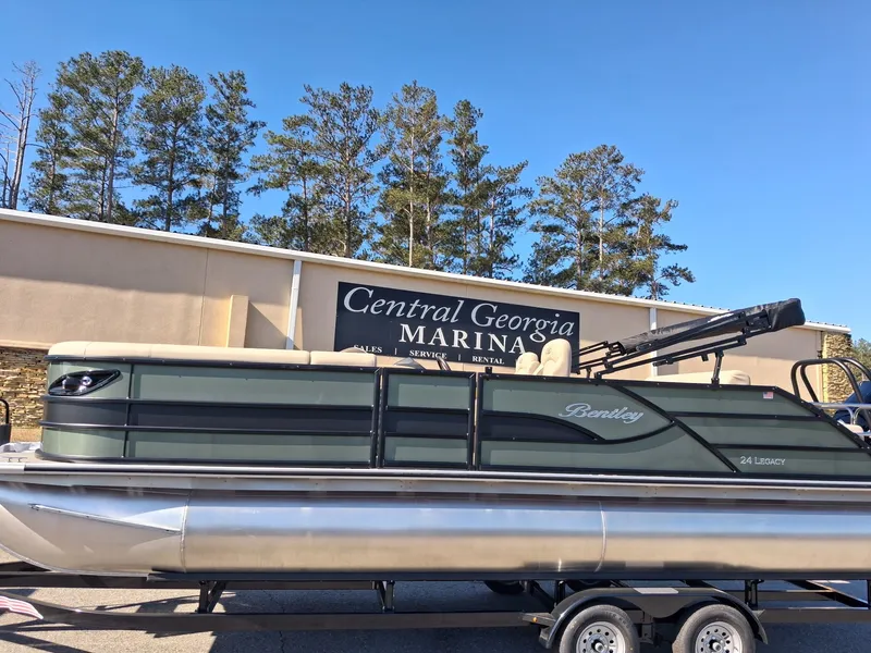 The Image of Bentley Pontoons Legacy 240 Swingback 2026 - 0