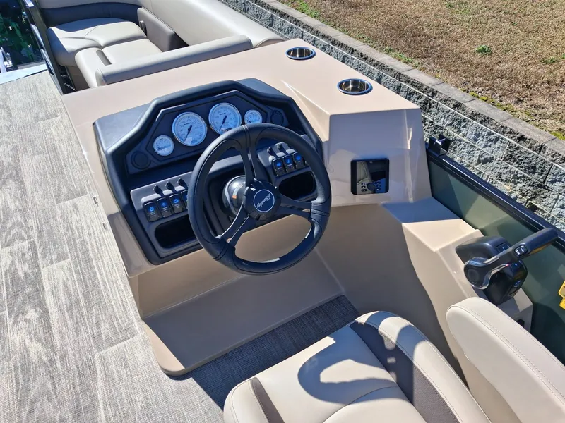 Slide: The Image of Bentley Pontoons Legacy 240 Swingback 2026 - 7