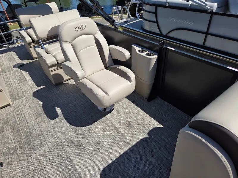 Slide: The Image of Bentley Pontoons Legacy 240 QSB 2026 - 4