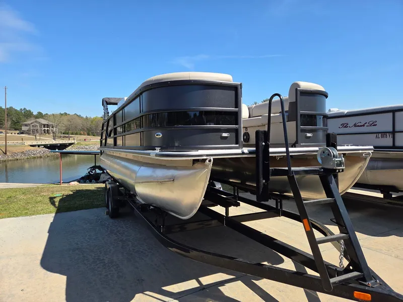 Slide: The Image of Bentley Pontoons Legacy 240 QSB 2026 - 7