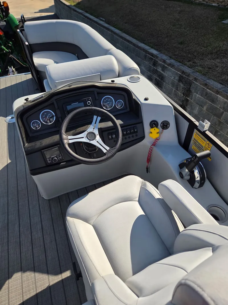Slide: The Image of Bentley Pontoons navigator 2023 - 5
