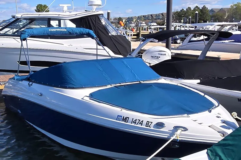 The Image of 2007 Chaparral 246 SSi boat docked with blue cover, marina background. - 0