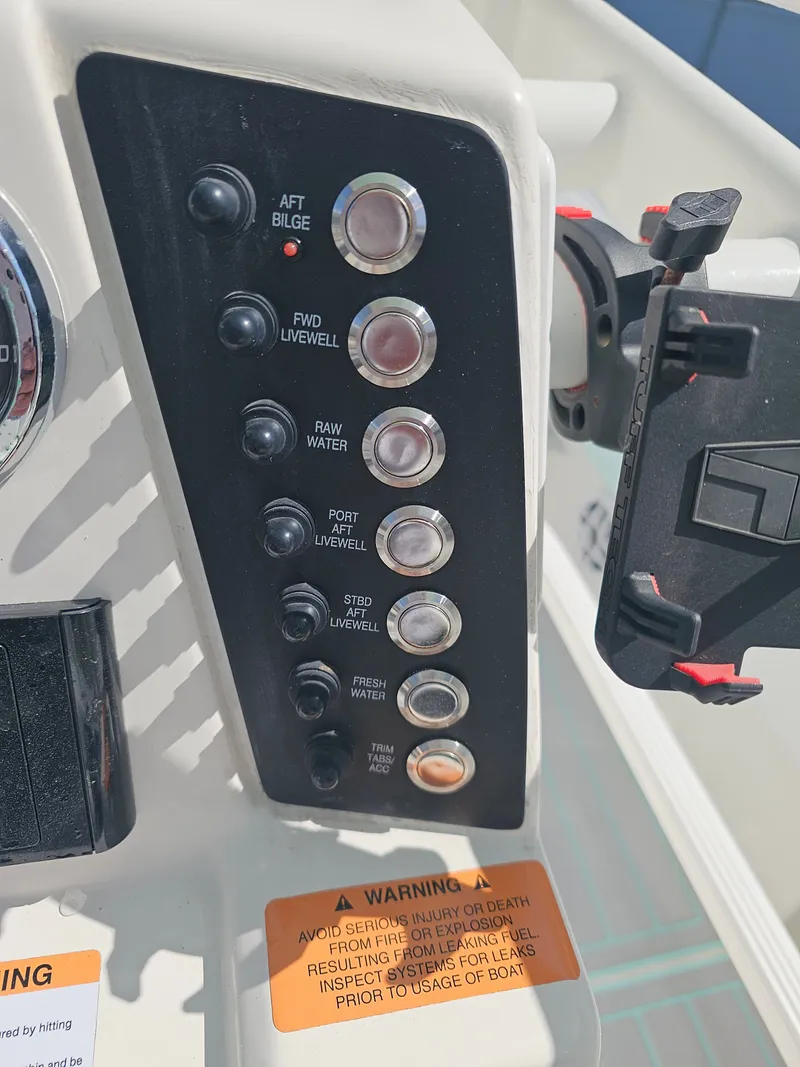 Slide: The Image of Robalo Cayman 246 2021 - 21