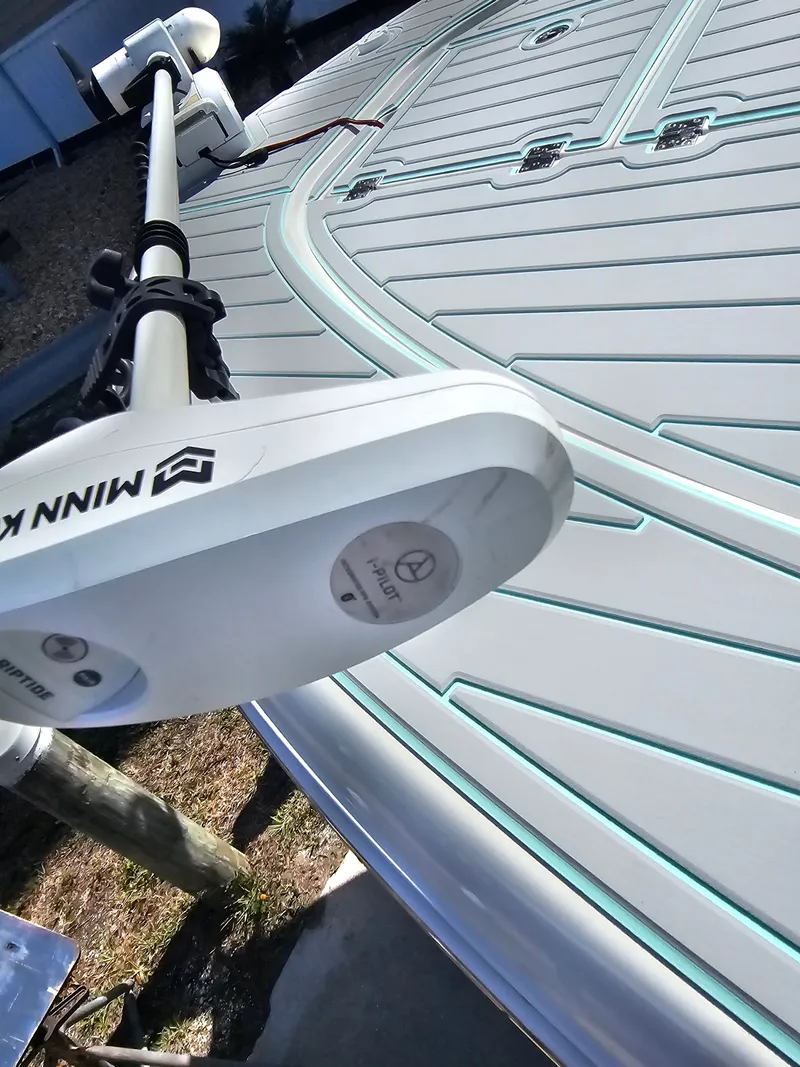 Slide: The Image of Robalo Cayman 246 2021 - 26