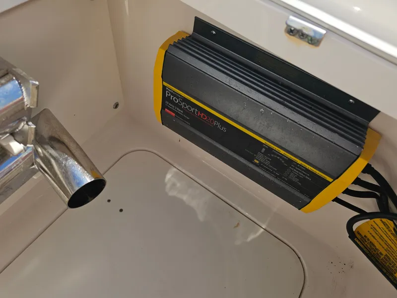 Slide: The Image of Robalo Cayman 246 2021 - 34