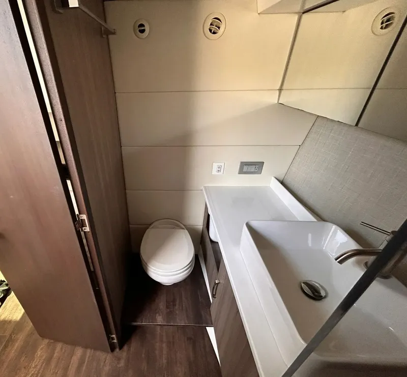 Slide: The Image of 2022 REGAL 38 SAV - Image 25 - 25