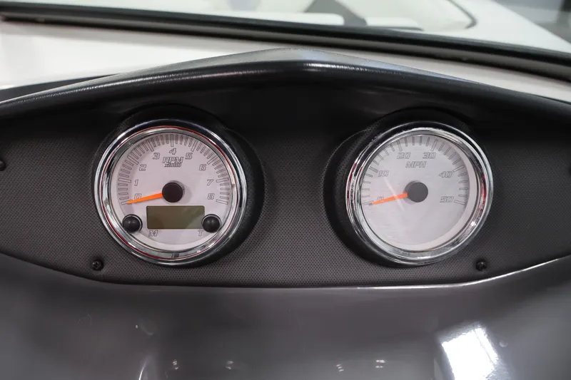 Slide: The Image of Dashboard of 2016 Yamaha Boats SX190 showing RPM and MPH gauges. - 15