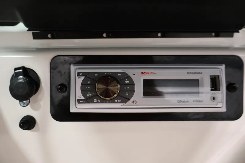 Slide: The Image of 2016 Yamaha Boats SX190 audio system with Bluetooth connectivity and USB port. - 23