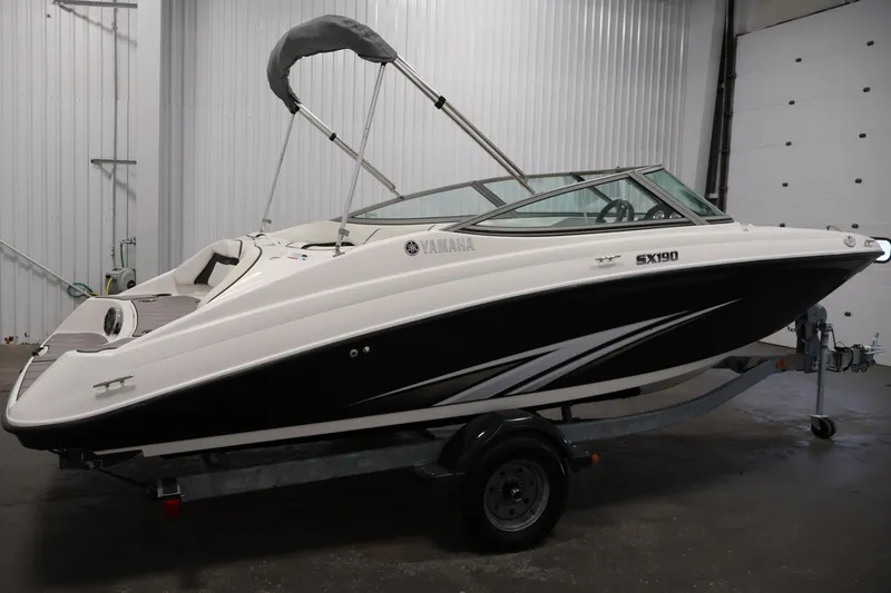 Slide: The Image of 2016 Yamaha Boats SX190 on trailer in indoor storage facility. - 3