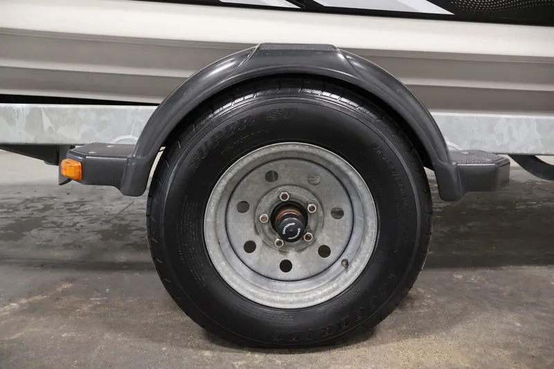 Slide: The Image of Trailer wheel of a 2016 Yamaha Boats SX190, featuring a sturdy tire and fender. - 37