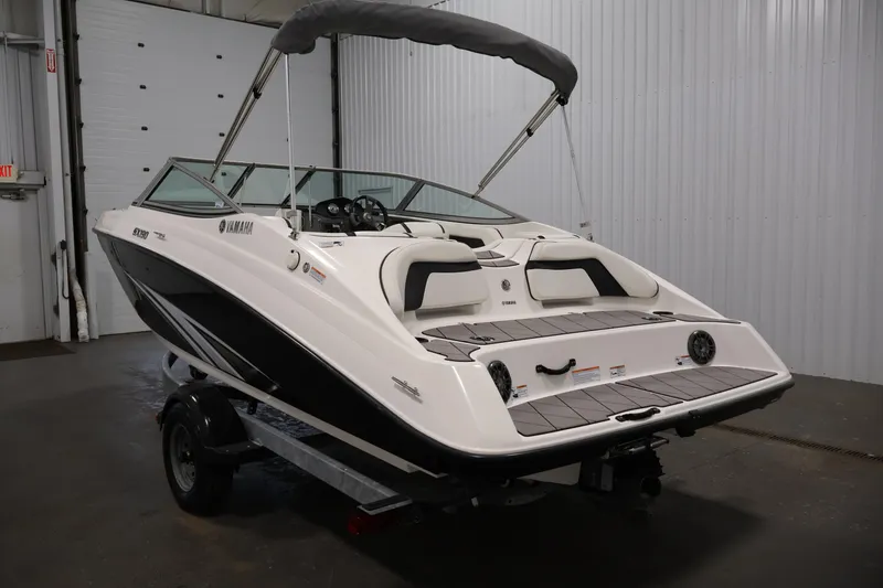 Slide: The Image of 2016 Yamaha Boats SX190 in a garage, featuring sleek design and modern amenities. - 6